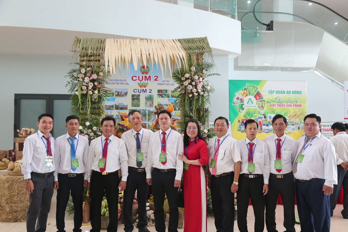 회의에 참석한 대표단들이 전시 공간에서 기념사진을 찍고 있다.