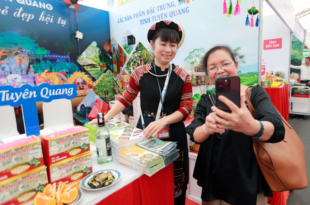 Ho Či Minovo Město zahajuje týdenní akci s regionálními specialitami a nabízí velké propagační akce, které lidem pomohou nakoupit Tet včas - Foto 1.