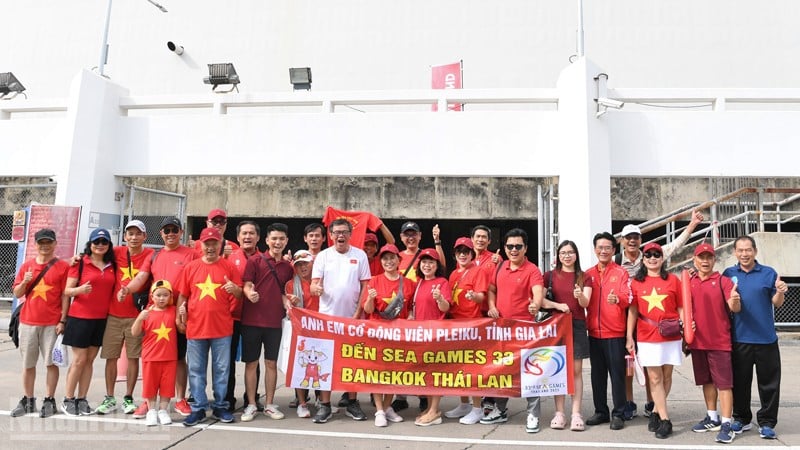 A large number of fans came to cheer on the Vietnamese team at Rajamangala Stadium. (Photo: MINH THANG)