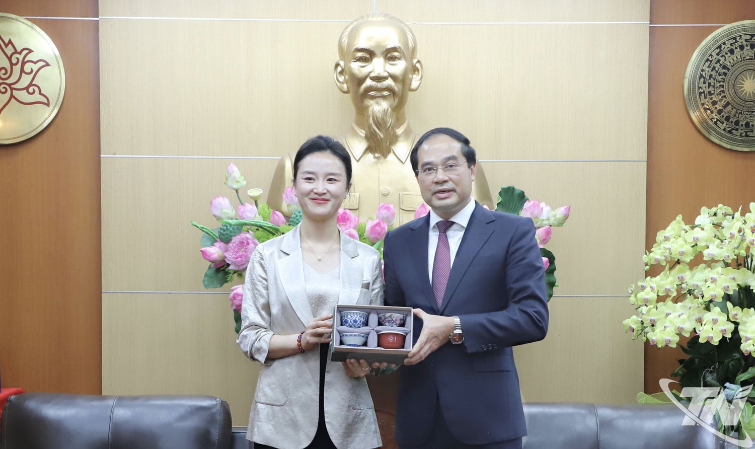 តំណាងគណៈប្រតិភូក្រុមហ៊ុនសំណង់ប៉ាស៊ីហ្វិក (ចិន) ប្រគល់អំណោយរំលឹកដល់សមមិត្ត Trinh Xuan Truong។