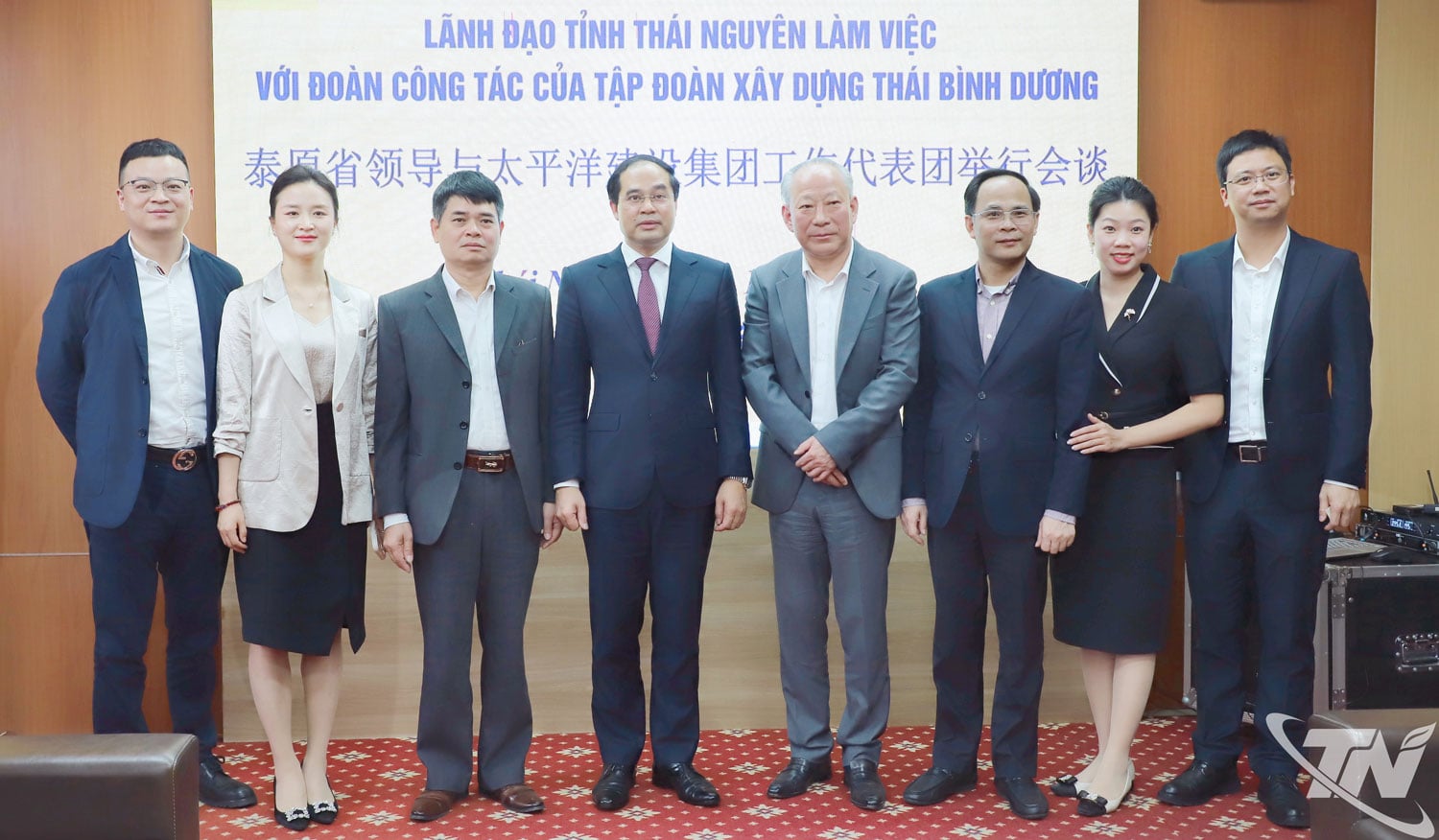 គណៈប្រតិភូបានថតរូបអនុស្សាវរីយ៍បន្ទាប់ពីសម័យប្រជុំការងារ។