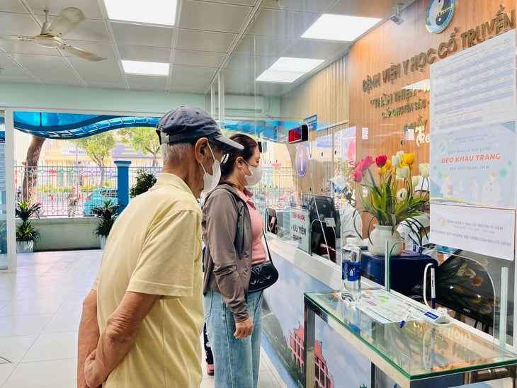 Chi bảo hiểm y tế TP.HCM năm 2025 vượt dự toán 2.000 tỉ, bình quân mỗi lượt khám hơn 1,2 triệu đồng - Ảnh 1.