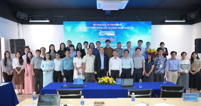 워크숍에 참석한 대표단들이 기념사진을 찍었습니다. Các đại biểu tham dự Hội thảo chụp ảnh kỷ niệm.