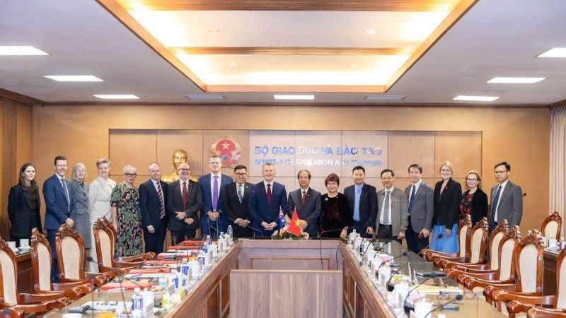উচ্চশিক্ষা প্রতিষ্ঠানে প্রভাষক এবং ব্যবস্থাপনা কর্মীদের সক্ষমতা বৃদ্ধির জন্য প্রকল্প ৮৯ এর কাঠামোর আওতায় অস্ট্রেলিয়ার শীর্ষস্থানীয় বিশ্ববিদ্যালয় এবং ভিয়েতনামের শিক্ষা ও প্রশিক্ষণ মন্ত্রণালয়ের আন্তর্জাতিক সহযোগিতা বিভাগের মধ্যে একটি চুক্তি স্বাক্ষর। (ছবি: অস্ট্রেলিয়ান দূতাবাস)