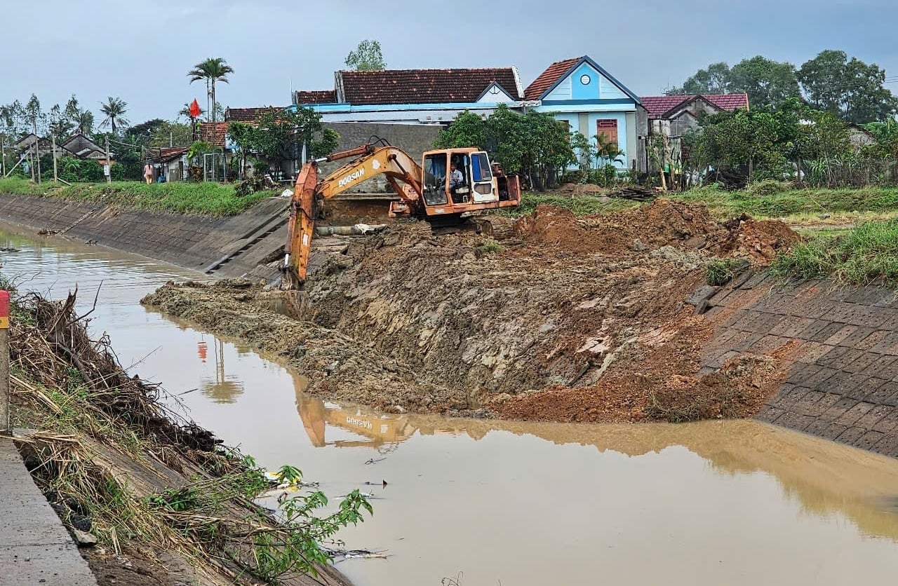ບັນດາຫົວໜ່ວຍກໍ່ສ້າງພວມອອກແຮງປະຕິສັງຂອນລະບົບຊົນລະປະທານໃຫ້ທັນກັບລະດູການປູກພືດລະດູໜາວ 2025-2026. ຮູບພາບ: ວິສະວະກອນ. Các đơn vị thi công đang nỗ lực khôi phục hệ thống thủy lợi để kịp phục vụ sản xuất vụ đông xuân 2025 - 2026. Ảnh: KS.