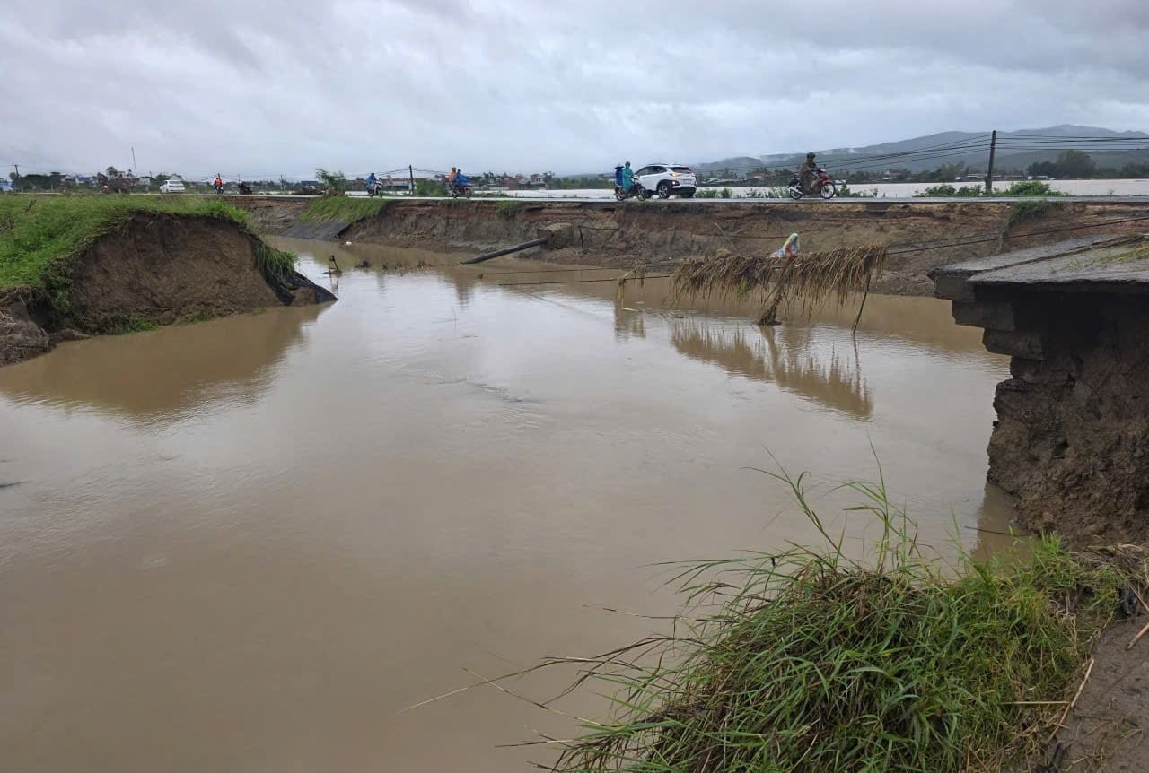 ໄພນ້ຳຖ້ວມໃນຫວ່າງມໍ່ໆມານີ້ໄດ້ສ້າງຄວາມເສຍຫາຍຢ່າງໜັກໜ່ວງຕໍ່ລະບົບຊົນລະປະທານໃນພາກຕາເວັນອອກຂອງແຂວງດັກລັກ. ພາບ: KS. Đợt mưa lũ vừa qua khiến hệ thống thủy lợi phía đông tỉnh Đắk Lắk bị phá hủy nặng nề. Ảnh: KS.