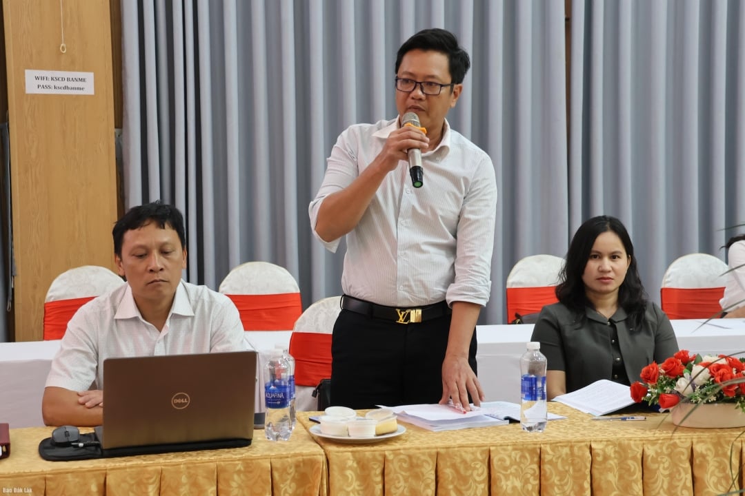 ຜູ້ແທນເຂົ້າຮ່ວມການສົນທະນາໃນກອງປະຊຸມ.