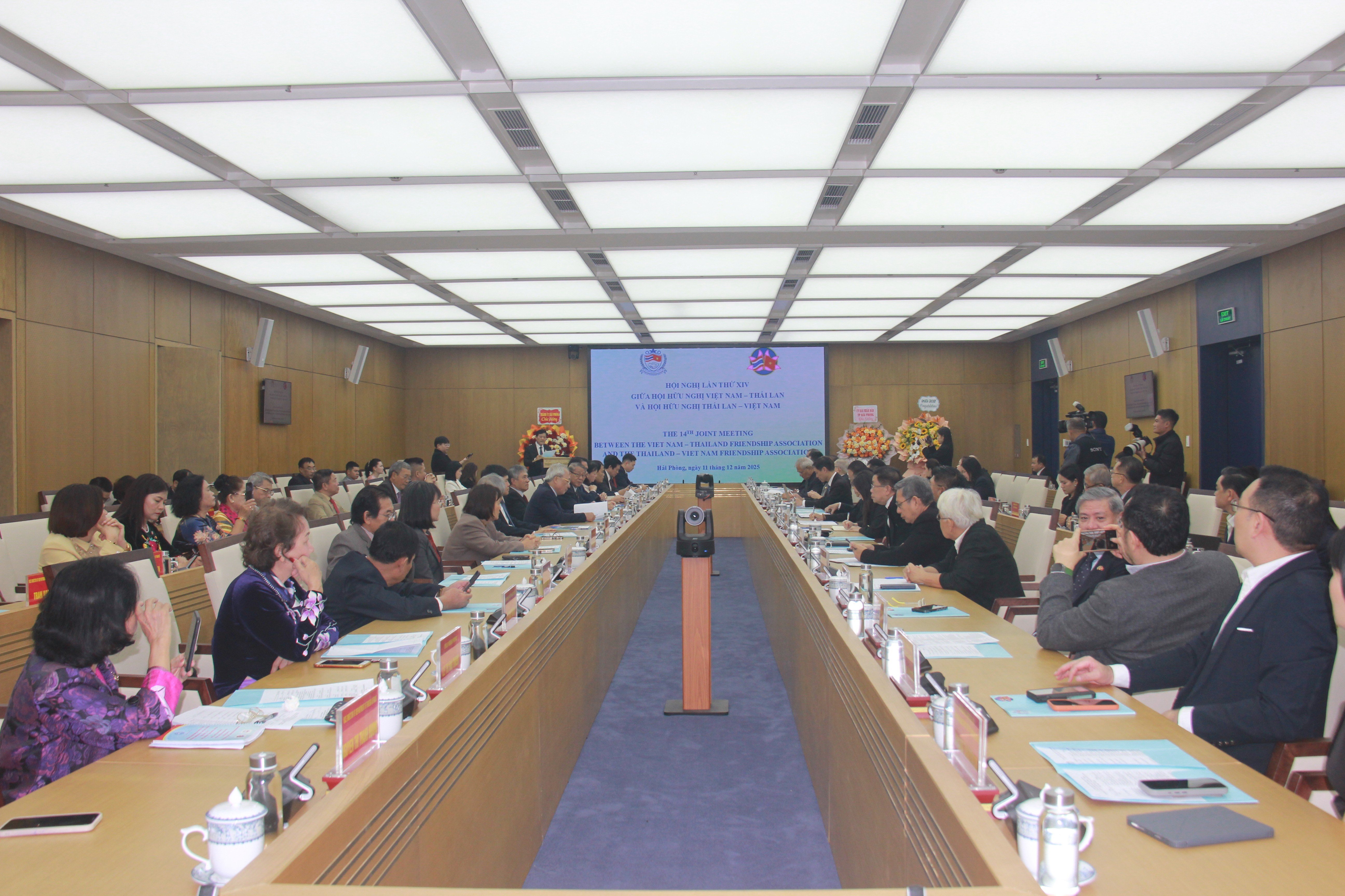 Το Βιετνάμ και η Ταϊλάνδη επεκτείνουν τη συνεργασία μεταξύ των λαών, προσβλέποντας σε 50 χρόνια διπλωματικών σχέσεων. Việt Nam - Thái Lan mở rộng hợp tác nhân dân, hướng tới 50 năm quan hệ ngoại giao