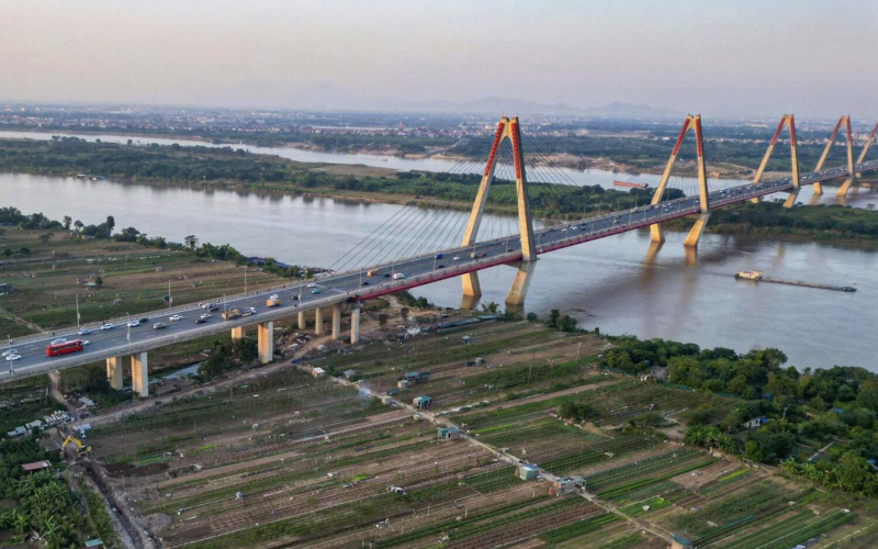 Denna strategiska projektgrupp har en direkt inverkan på regional konnektivitet och formar stadsrummet på båda sidorna av Röda floden. (Foto: T.L) nhóm dự án chiến lược, có ảnh hưởng trực tiếp đến năng lực kết nối vùng và định hình không gian đô thị hai bên bờ sông Hồng. (Ảnh: T.L)