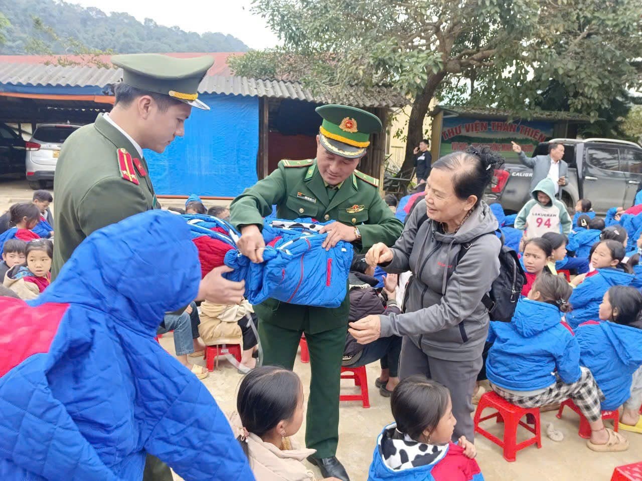 [Ảnh] Đồn Biên phòng Na Ngoi trao 484 suất quà cho học sinh và hộ dân trước mùa giá rét