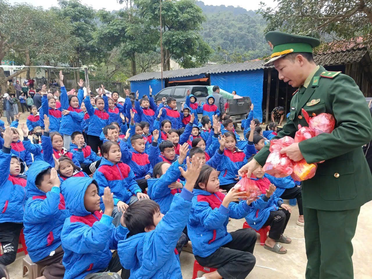 [Ảnh] Đồn Biên phòng Na Ngoi trao 484 suất quà cho học sinh và hộ dân trước mùa giá rét