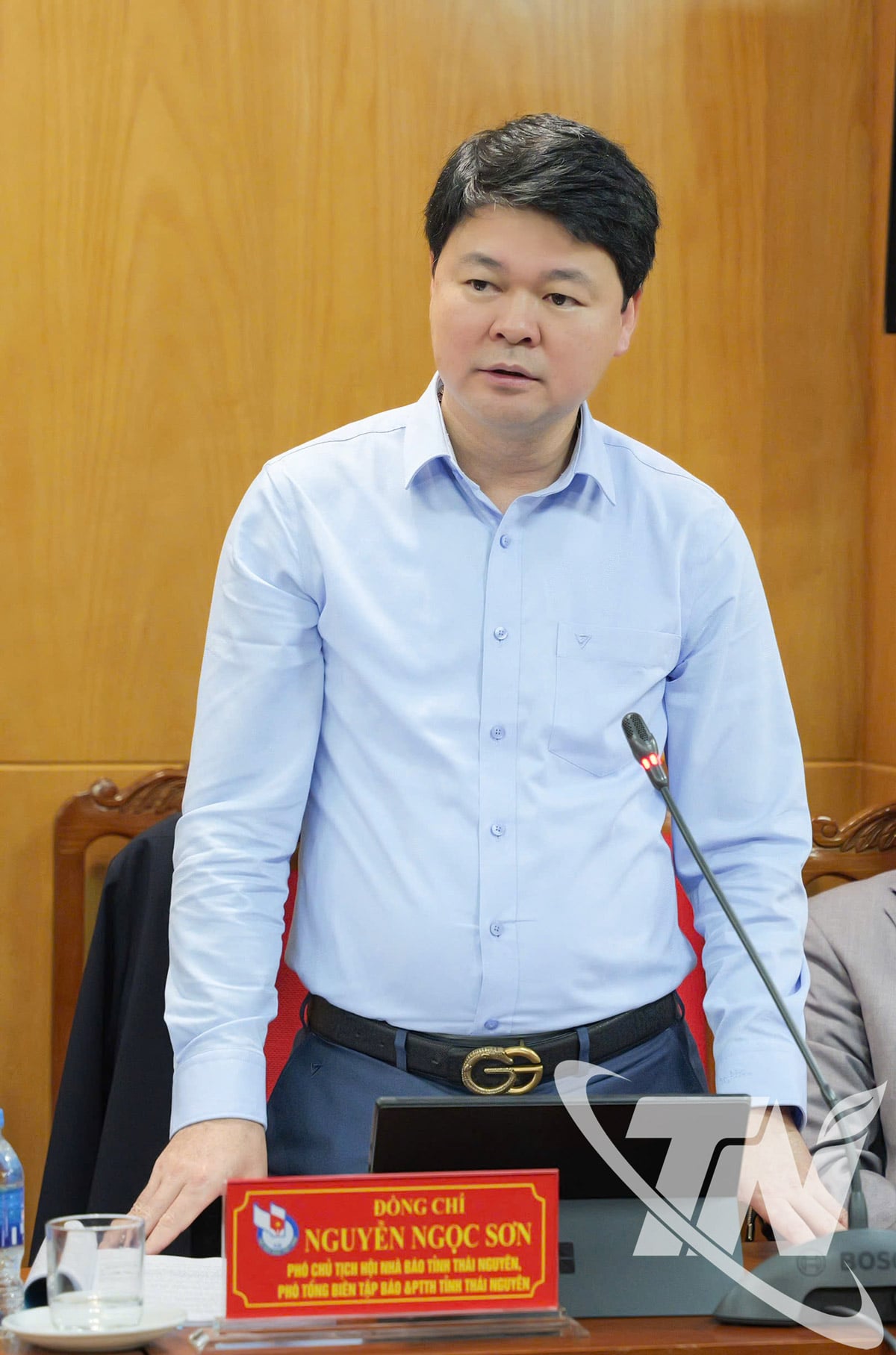 សមមិត្ត Nguyen Ngoc Son និពន្ធនាយករងនៃកាសែតខេត្ត និងវិទ្យុ និងទូរទស្សន៍ និងជាអនុប្រធានសមាគមអ្នកកាសែតខេត្ត Thai Nguyen ថ្លែងសុន្ទរកថាក្នុងសន្និសីទ។