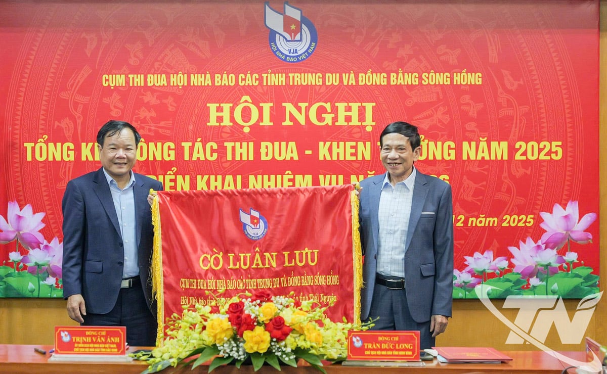 ថ្នាក់ដឹកនាំតំណាងសមាគមអ្នកកាសែតខេត្ត Bac Ninh បានប្រគល់ទង់ប្រធានក្រុមបង្វិលជូនប្រធានសមាគមអ្នកកាសែតខេត្ត Ninh Binh។