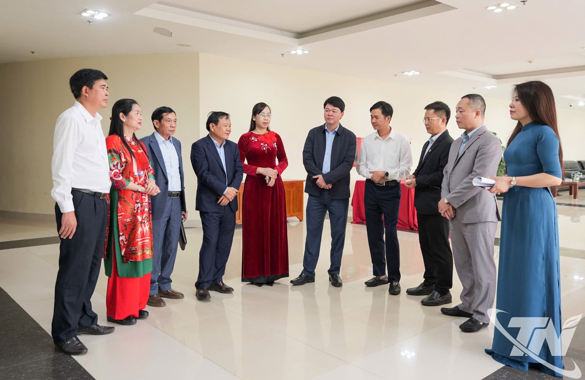 គណៈប្រតិភូបានផ្លាស់ប្តូរនៅខាងក្រៅសន្និសីទ។