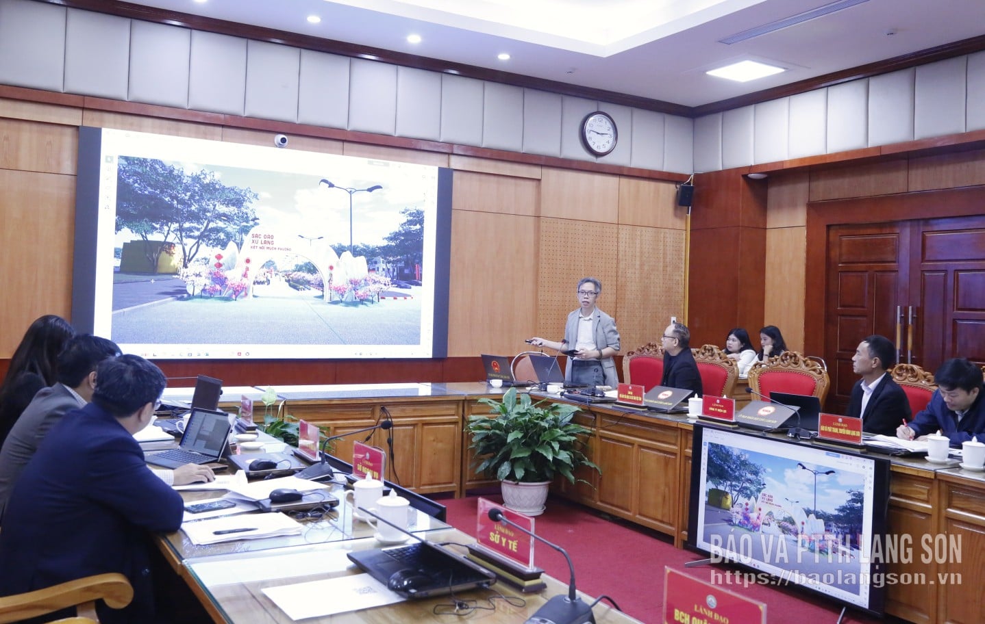 តំណាងមកពីអង្គភាពរចនាផ្លូវផ្កានិទាឃរដូវ បានបង្ហាញផែនការសម្រាប់ការតុបតែងផ្លូវផ្កានិទាឃរដូវ និងទេសភាពខ្នាតតូចនៅឧទ្យាន Chi Lang សង្កាត់ Luong Van Tri ។