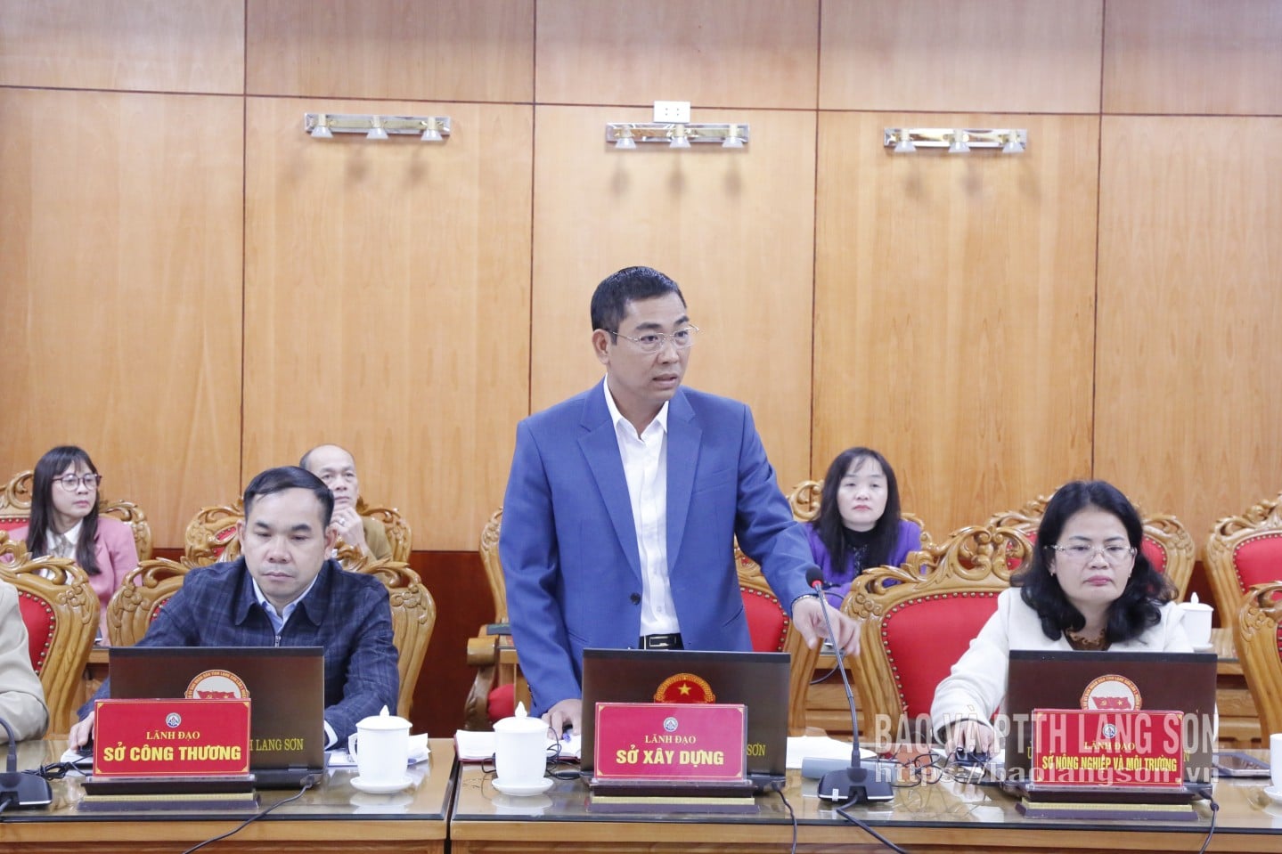 តំណាងមន្ទីរសំណង់បានផ្តល់យោបល់ក្នុងកិច្ចប្រជុំ។