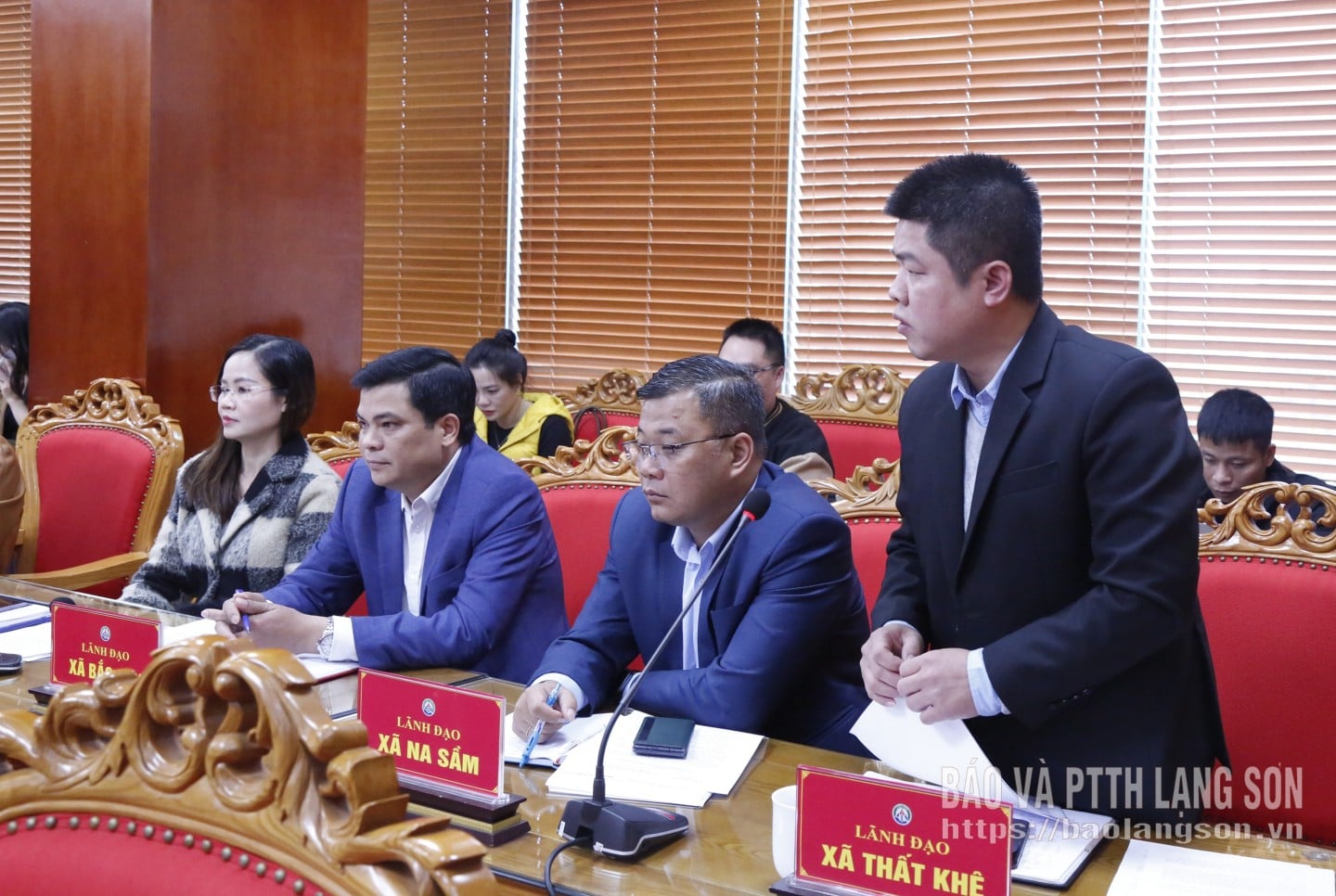 តំណាងសហគមន៍ឃុំថាកែ បានផ្តល់យោបល់ក្នុងកិច្ចប្រជុំ។