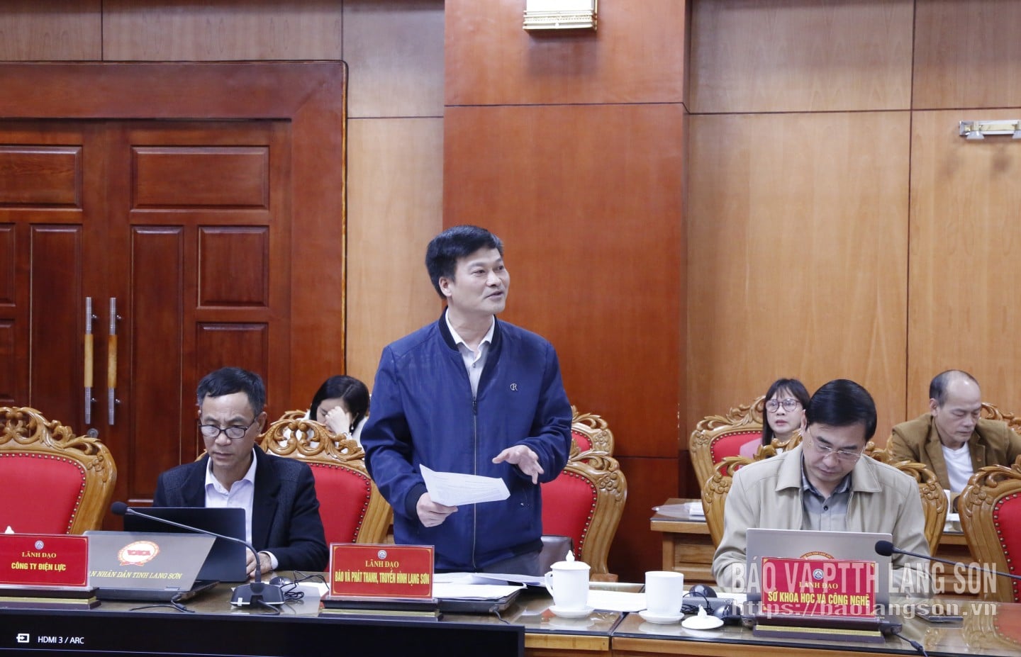 តំណាងមកពីថ្នាក់ដឹកនាំនៃកាសែត Lang Son ស្ថានីយ៍វិទ្យុ និងទូរទស្សន៍បានថ្លែងសុន្ទរកថានៅក្នុងកិច្ចប្រជុំ។