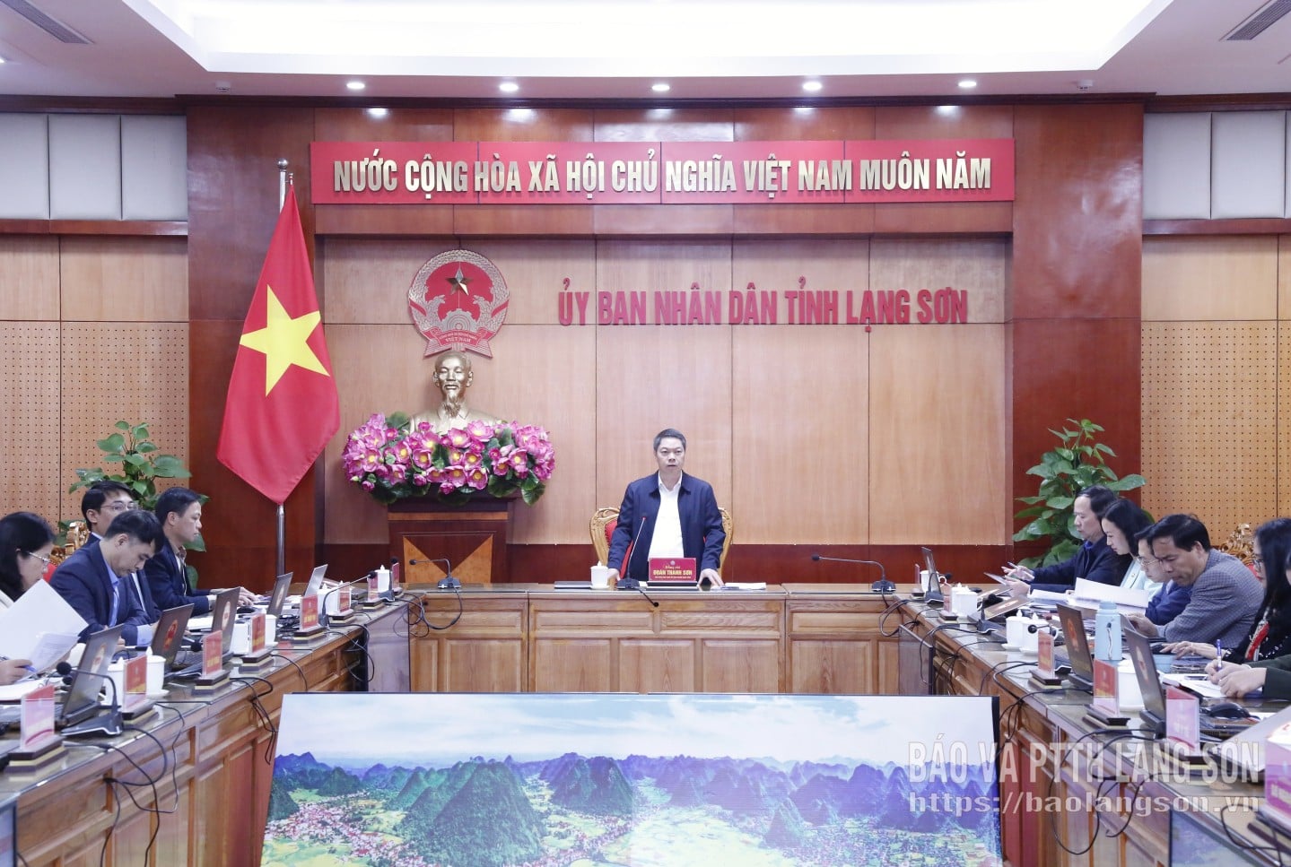 អនុប្រធានគណៈកម្មាធិការប្រជាជនខេត្តថ្លែងសុន្ទរកថាក្នុងកិច្ចប្រជុំ។