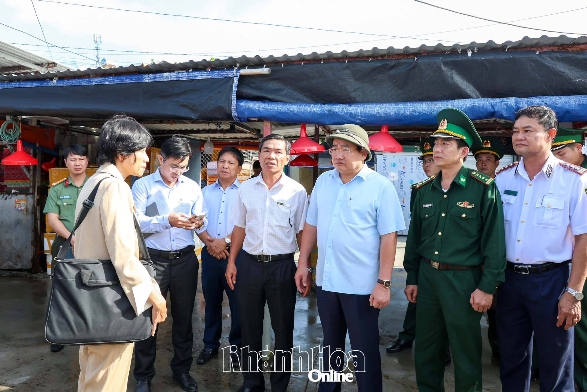 ក្រុមអធិការកិច្ចបានទៅទស្សនាកំពង់ផែនេសាទក្នុងស្រុក Vinh Truong។