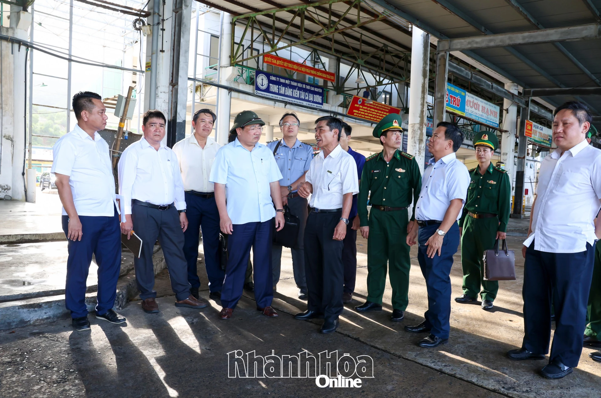 ក្រុមត្រួតពិនិត្យនៅកំពង់ផែនេសាទ Hon Ro ។