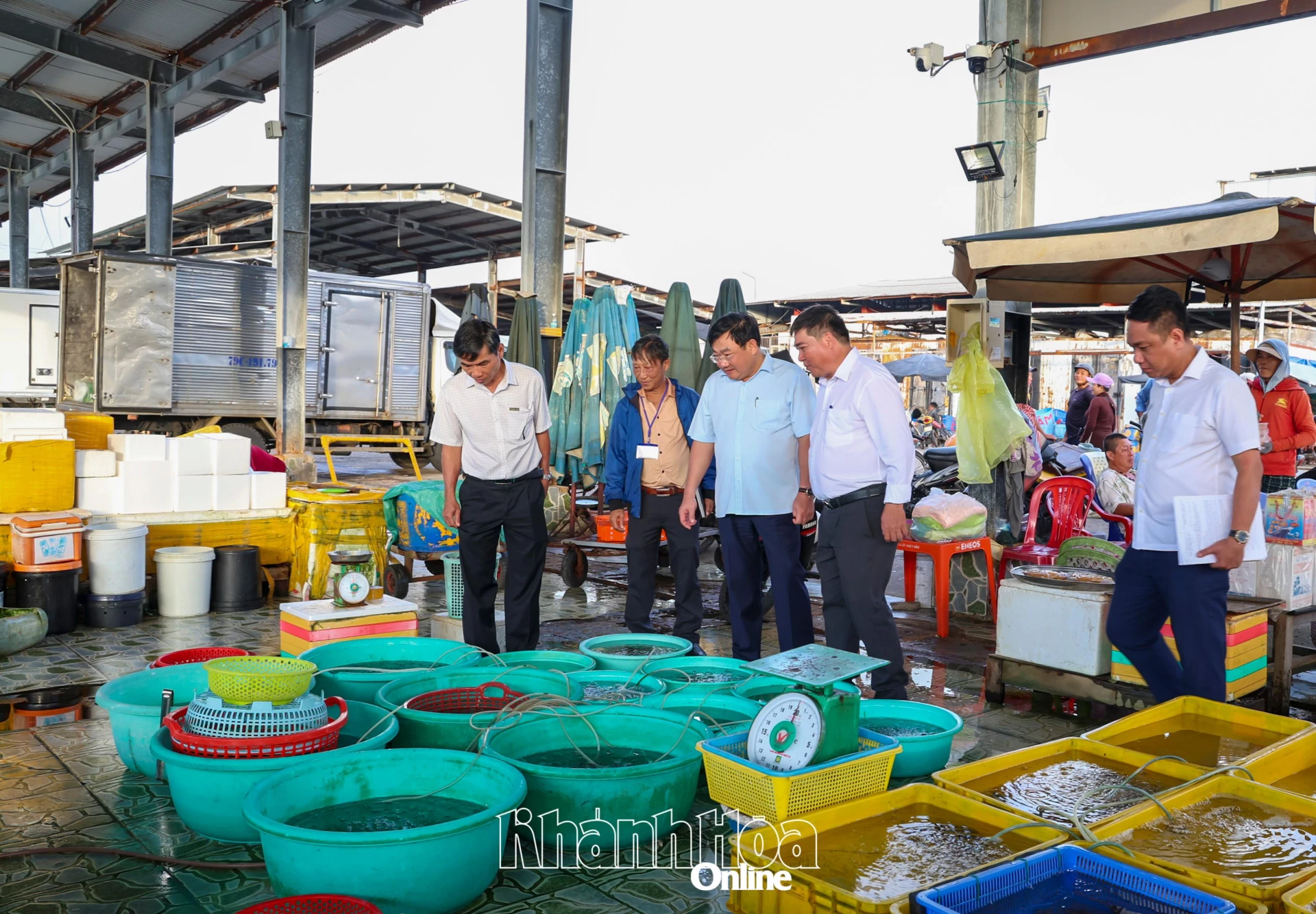 ក្រុមត្រួតពិនិត្យនៅកំពង់ផែនេសាទ Vinh Luong ។