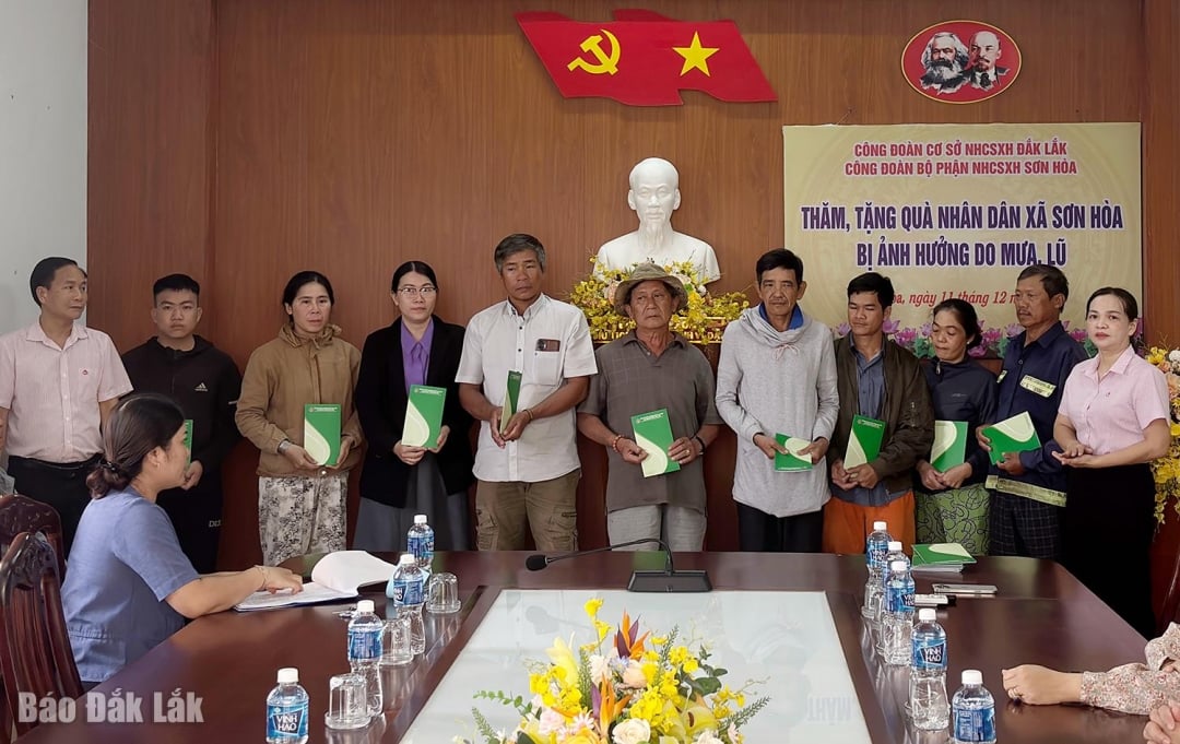 តំណាងសម្ព័ន្ធសហជីពនៃធនាគារគោលនយោបាយសង្គមខេត្ត Dak Lak ប្រគល់អំណោយឧបត្ថម្ភដល់គ្រួសារដែលផ្ទះត្រូវបានបំផ្លាញដោយទឹកជំនន់នៅឃុំ Son Hoa។