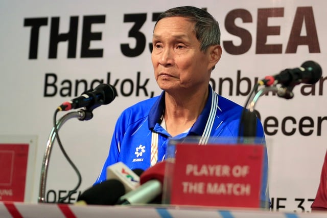 โค้ชไม ดึ๊ก ชุง เผยเคล็ดลับ HLV Mai Đức Chung tiết lộ bí quyết ‘lách qua cửa hẹp’ vào bán kết, HLV Myanmar xin lỗi vì thua Việt Nam- Ảnh 1.