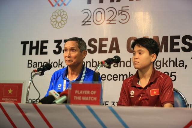 โค้ชไม ดึ๊ก ชุง เผยเคล็ดลับ HLV Mai Đức Chung tiết lộ bí quyết ‘lách qua cửa hẹp’ vào bán kết, HLV Myanmar xin lỗi vì thua Việt Nam- Ảnh 2.