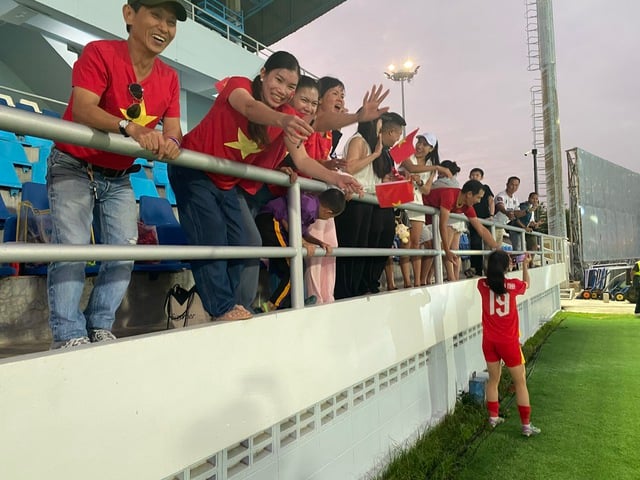 โค้ชไม ดึ๊ก ชุง เผยเคล็ดลับ HLV Mai Đức Chung tiết lộ bí quyết ‘lách qua cửa hẹp’ vào bán kết, HLV Myanmar xin lỗi vì thua Việt Nam- Ảnh 3.