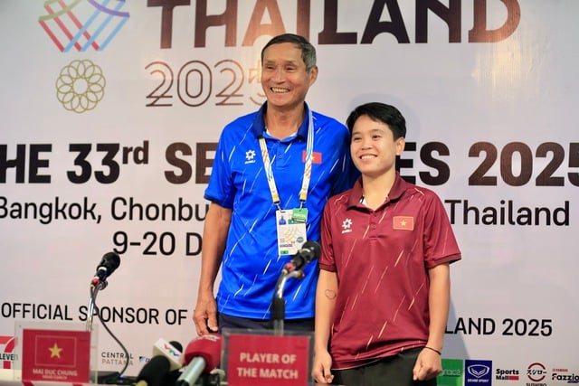 โค้ชไม ดึ๊ก ชุง เผยเคล็ดลับ HLV Mai Đức Chung tiết lộ bí quyết ‘lách qua cửa hẹp’ vào bán kết, HLV Myanmar xin lỗi vì thua Việt Nam- Ảnh 6.