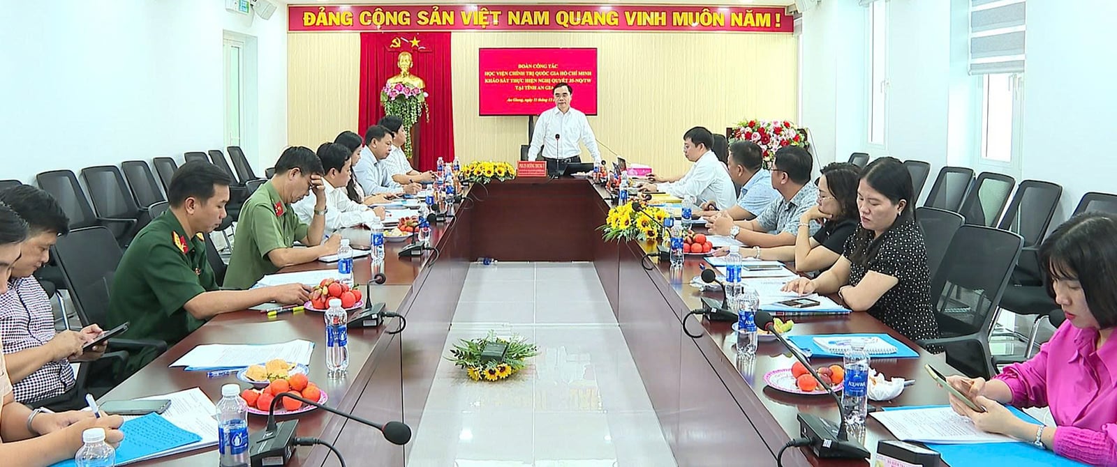 Uma delegação da Academia Nacional de Política Ho Chi Minh está trabalhando na província de An Giang.
