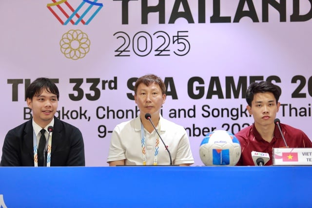 Jurulatih Kim membuat kenyataan yang memeranjatkan, menyatakan harapan bahawa pasukan Vietnam B23 dan pasukan wanita akan mara ke peringkat akhir… - Foto 1. HLV Kim nói điều bất ngờ, mong U.23 Việt Nam và đội tuyển nữ đi đến tận chung kết…- Ảnh 1.