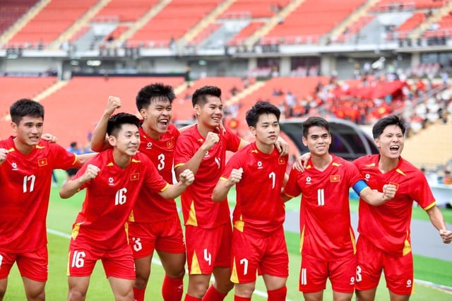 Jurulatih Kim membuat kenyataan yang mengejutkan, menyatakan harapannya bahawa pasukan Vietnam B23 dan pasukan wanita akan mara ke peringkat akhir… - Foto 2. HLV Kim nói điều bất ngờ, mong U.23 Việt Nam và đội tuyển nữ đi đến tận chung kết…- Ảnh 2.