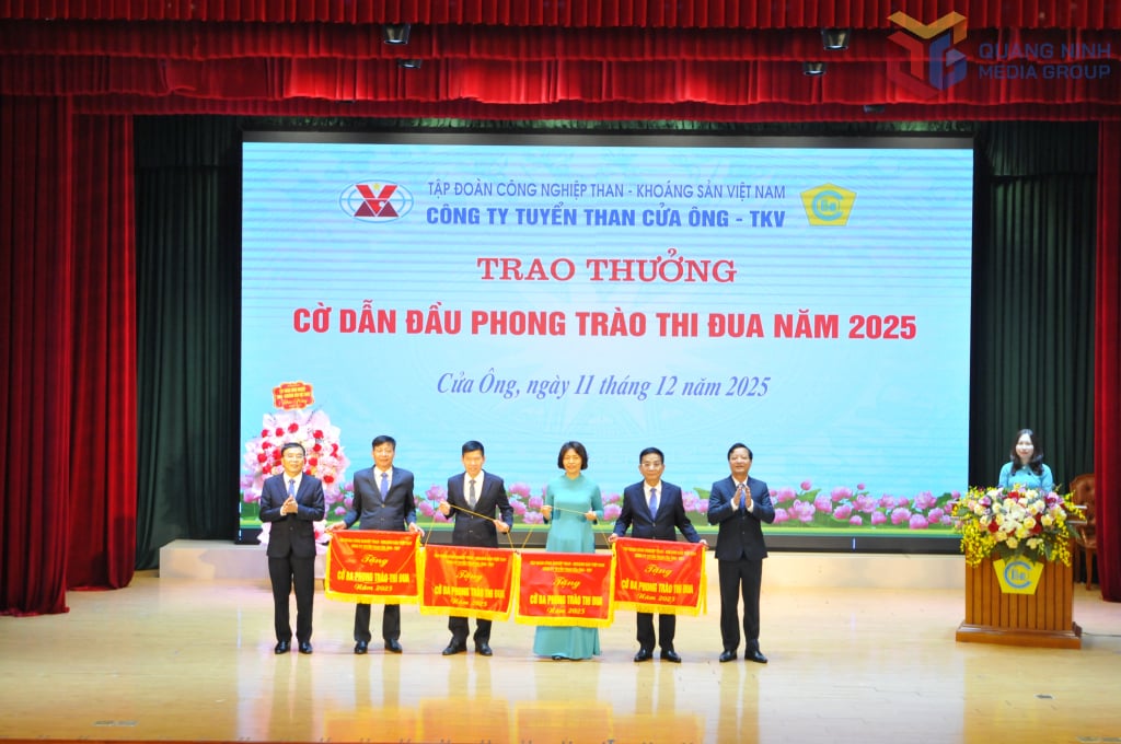 ຫຼາຍກຸ່ມ ແລະ ບຸກຄົນໄດ້ຮັບກຽດຕິຍົດ ແລະ ລາງວັນທີ່ກອງປະຊຸມ.