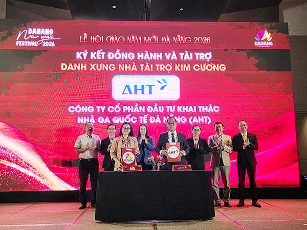 ក្រុមហ៊ុន AHT បានចុះហត្ថលេខាលើកិច្ចព្រមព្រៀងសហប្រតិបត្តិការជាមួយមជ្ឈមណ្ឌលជំរុញទេសចរណ៍ទីក្រុង Da Nang ដើម្បីផ្តល់ការឧបត្ថម្ភពេជ្រសម្រាប់ពិធីបុណ្យ Công ty AHT ký kết hợp tác với Trung tâm Xúc tiến du lịch Đà Nẵng về tài trợ kim cương cho lễ hội