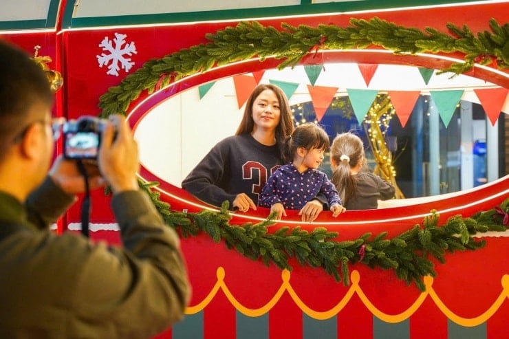 ของตกแต่งรูปนาฬิกาทรายสำหรับเทศกาลคริสต์มาสในฮานอย