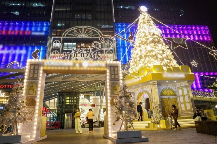 ต้นคริสต์มาสยักษ์ในฮานอย