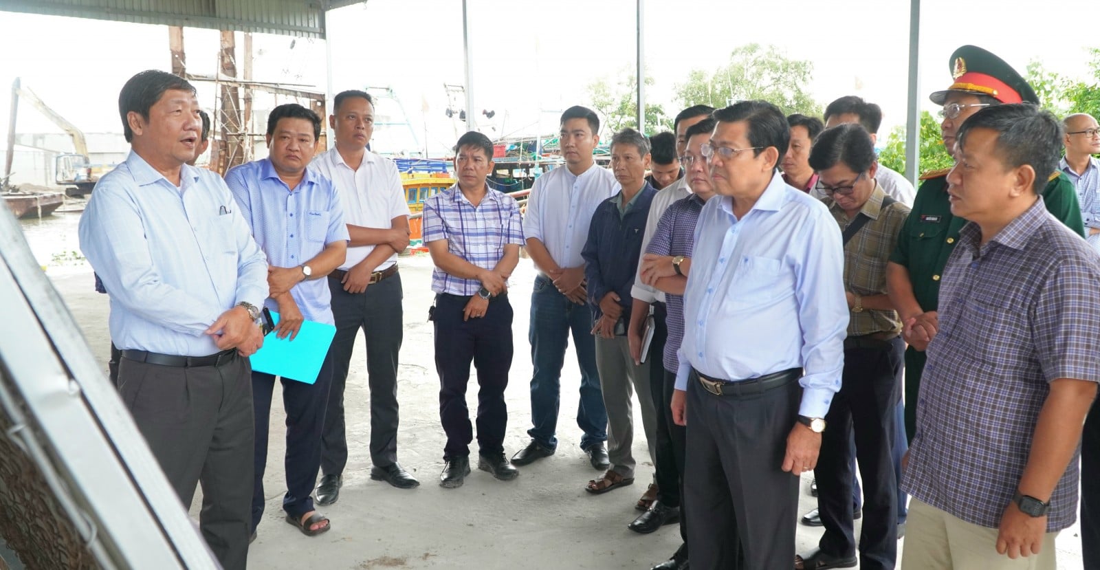 Ngo Cong Thuc, az An Giang Tartományi Népi Bizottság alelnöke ellenőrzi a part menti utak és a határőrutak építési projektjeinek előrehaladását.