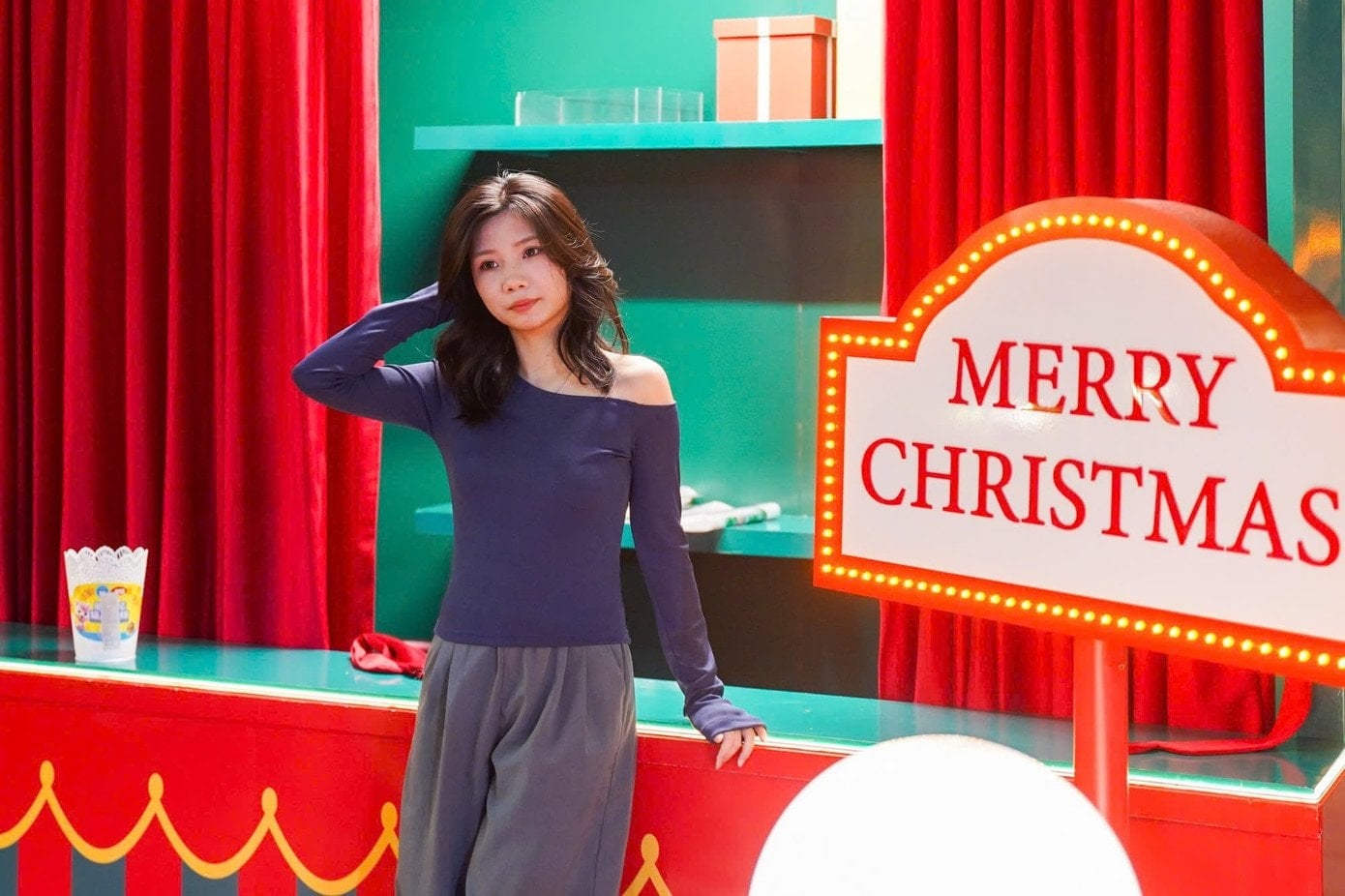 ชาวฮานอยถ่ายรูปกับของตกแต่งคริสต์มาส