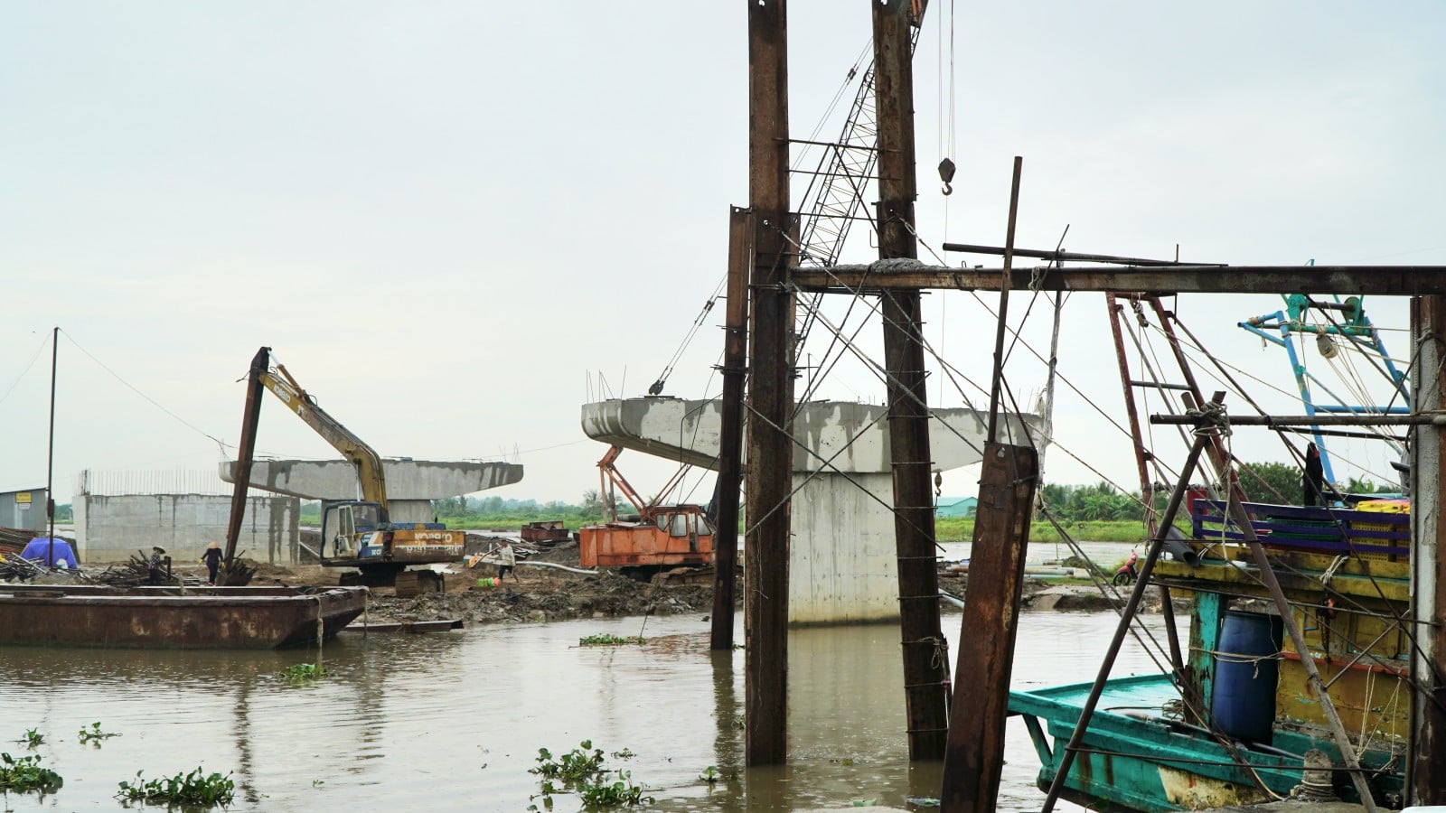 Ngo Cong Thuc, az An Giang Tartományi Népi Bizottság alelnöke ellenőrzi a part menti utak és a határőrutak építési projektjeinek előrehaladását.