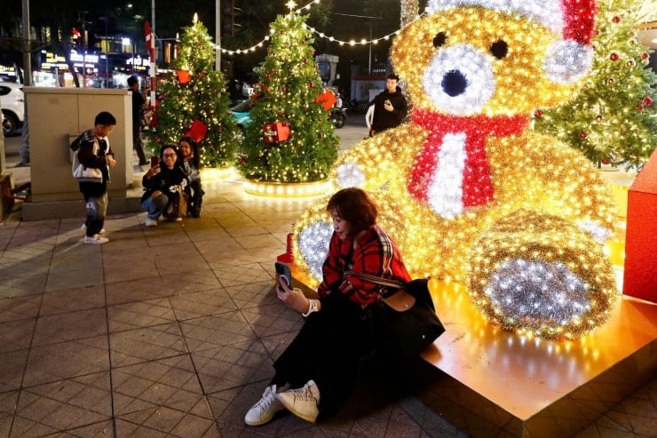 Hanoi karácsonykor a „fények szimfóniájává” válik - 5