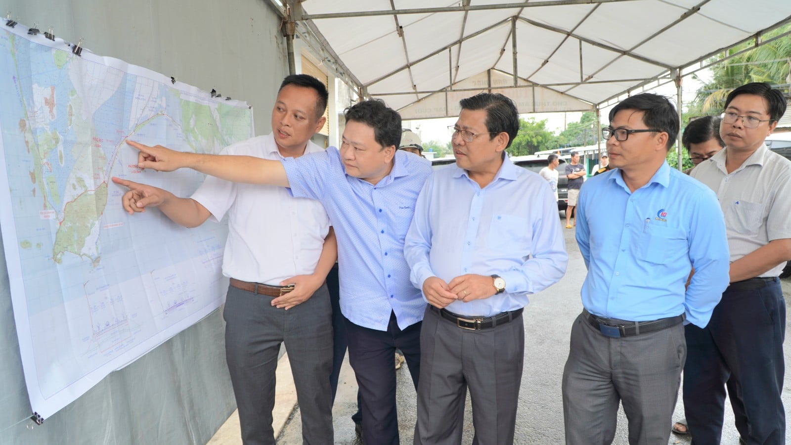 Ngo Cong Thuc, az An Giang Tartományi Népi Bizottság alelnöke ellenőrzi a part menti utak és a határőrutak építési projektjeinek előrehaladását.