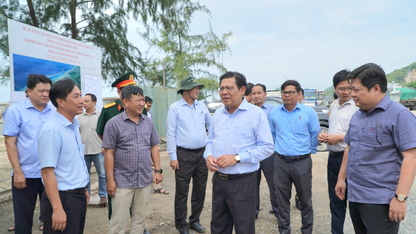 Ngo Cong Thuc, az An Giang Tartományi Népi Bizottság alelnöke ellenőrzi a part menti utak és a határőrutak építési projektjeinek előrehaladását.