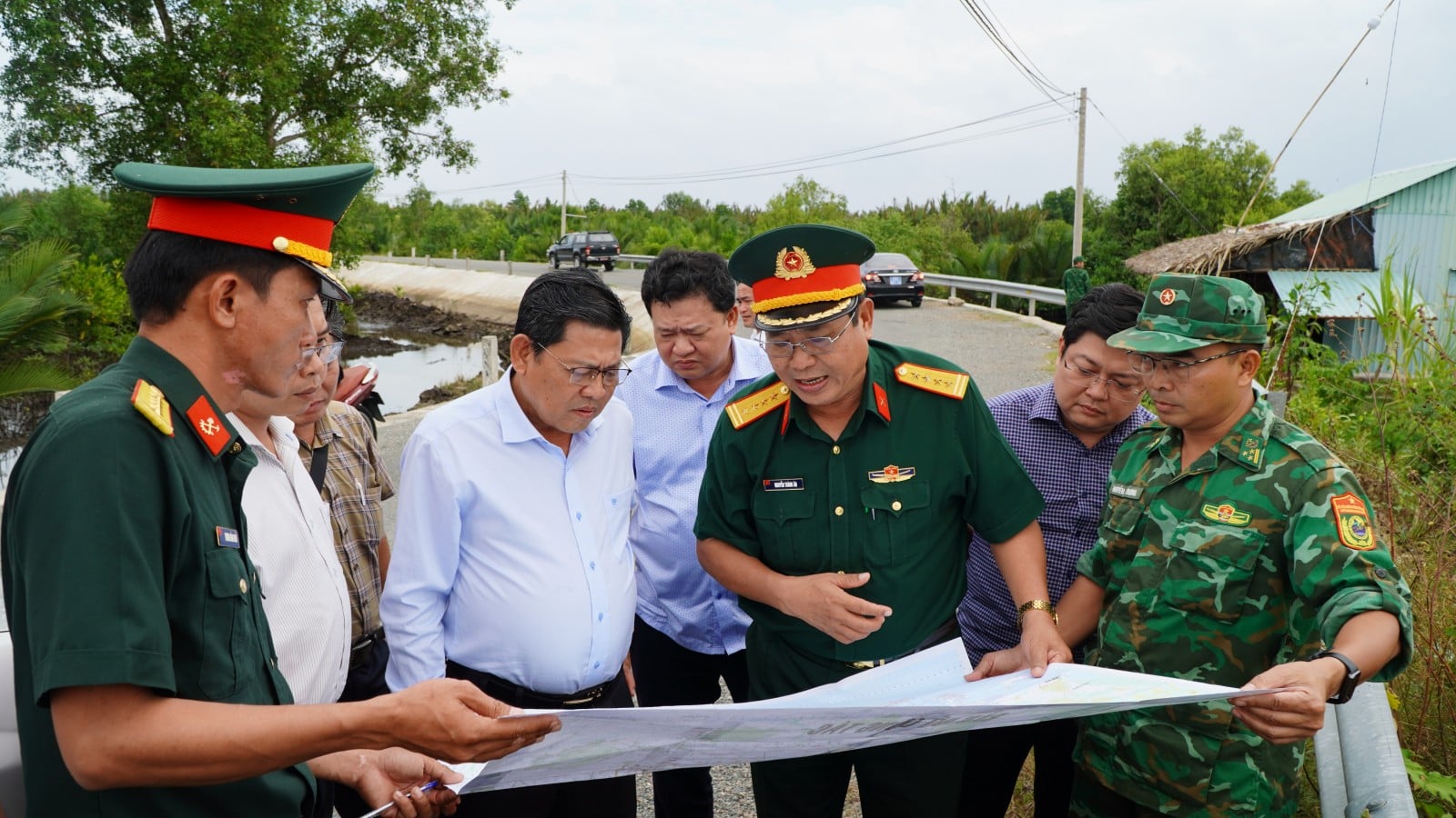 Ngo Cong Thuc, az An Giang Tartományi Népi Bizottság alelnöke ellenőrzi a part menti utak és a határőrutak építési projektjeinek előrehaladását.
