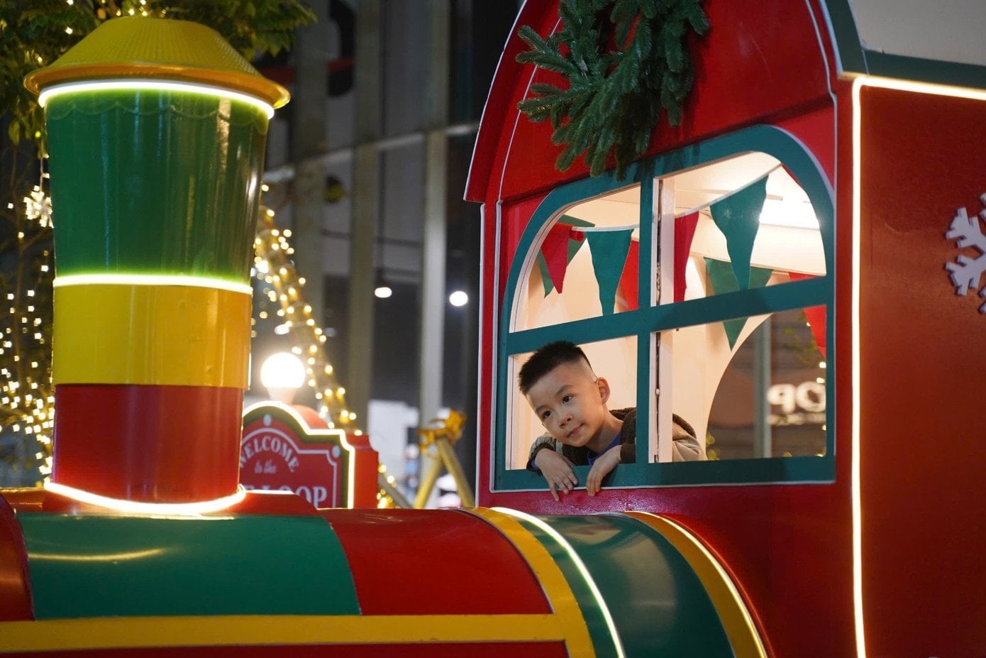 Sok fiatal élvezi a karácsonyi vonatozást.