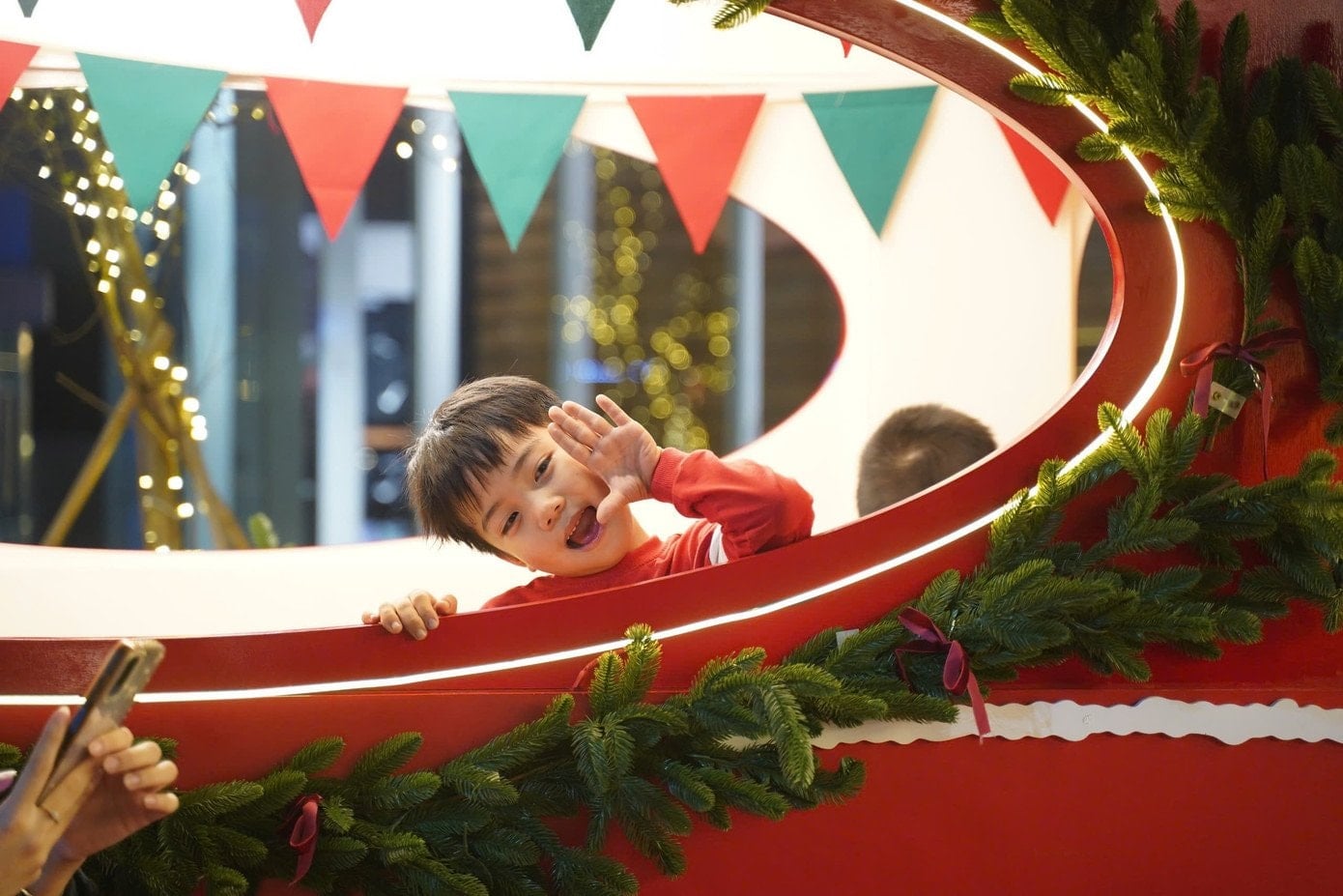 Sok fiatal élvezi a karácsonyi vonatozást.