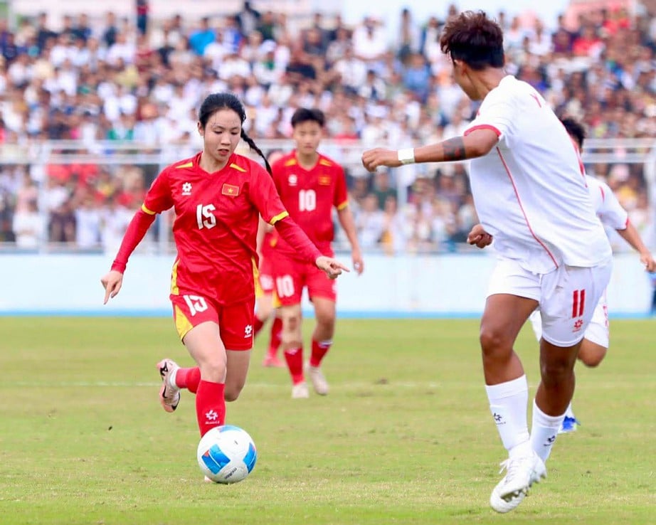 Sukan SEA 33: Van Su bersinar, pasukan wanita Vietnam mudah mengalahkan Myanmar - Foto 1. SEA Games 33: Vạn Sự tỏa sáng, đội tuyển nữ Việt Nam thắng nhẹ Myanmar- Ảnh 1.