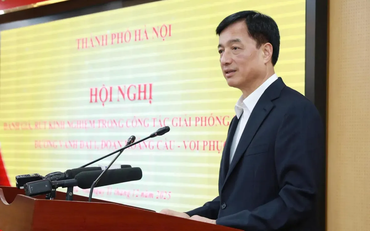 Partisekreterare Nguyen Duy Ngoc höll ett tal. Bí thư Thành ủy Nguyễn Duy Ngọc phát biểu.