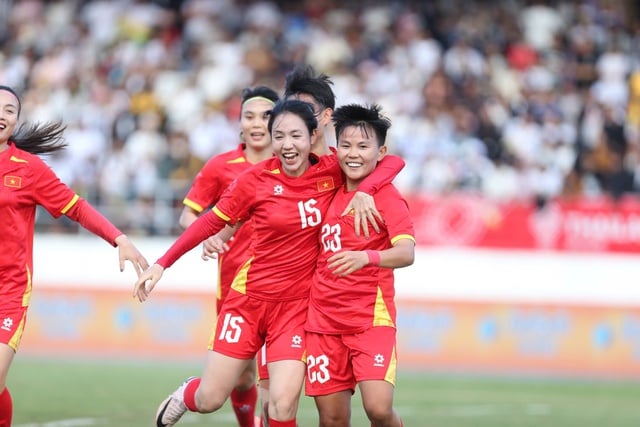 Het Vietnamese vrouwenteam wint met een kopbal van Myanmar en plaatst zich trots voor de halve finales: de president van de Vietnamese voetbalbond reikt een prijs van 700 miljoen VND uit - Foto 1. Đội tuyển nữ Việt Nam thắng Myanmar bằng ‘đầu’, hiên ngang vào bán kết: Chủ tịch VFF thưởng 700 triệu đồng- Ảnh 1.